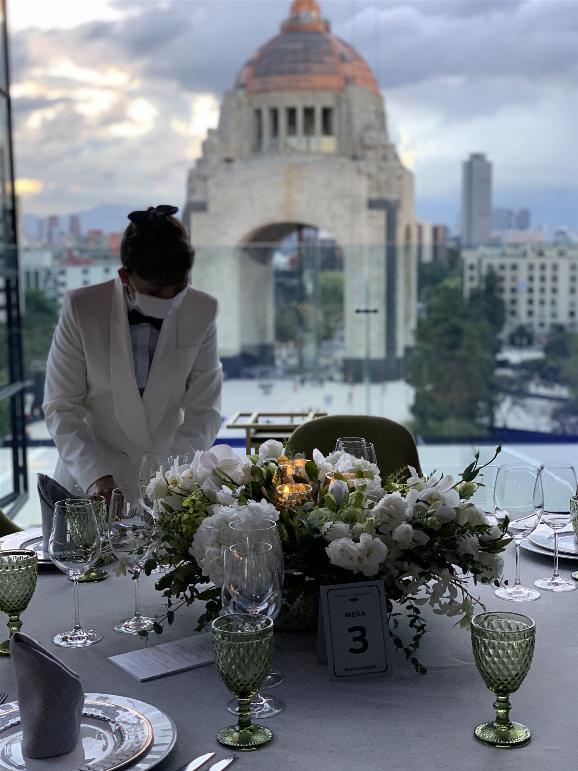 Centro de mesa floral en evento, CDMX